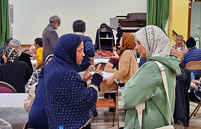 FOTO: Membros e convidados da Sociedade Islâmica As-Salaam desfrutam de comunhão em sua festa de Iftar durante o Ramadã na Igreja Metodista Unida St. Luke em Bryn Mawr, Pensilvânia. Foto de John W. Coleman, Notícias MU. 