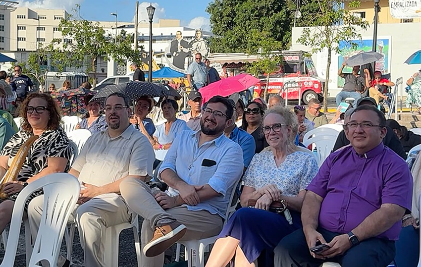 De izquierda a derecha: Revda. Dra. Lydia Muñoz, Directora del Plan para el Ministerio Hispano-Latino (PMHL); Rev. Dr. Giovanny Arroyo, Secretario General de la Comisión General sobre Religión y Raza (GCORR); Cristian Schlick, Misionero de Enlace para Centroamérica, México y el Caribe de la Junta General de Ministerios Globales (GBGM); Revda. Deanna Stickley-Miner, Directora Ejecutiva de Compromiso con la Misiónel de GBGM; y el Obispo Juan de Dios Peña, líder episcopal de la Iglesia Evangélica Metodista de El Salvador y Presidente del Consejo de Iglesias Evangélicas Metodistas de América Latina y el Caribe (CIEMAL). Foto Rev. Gustavo Vasquez, Noticias MU.