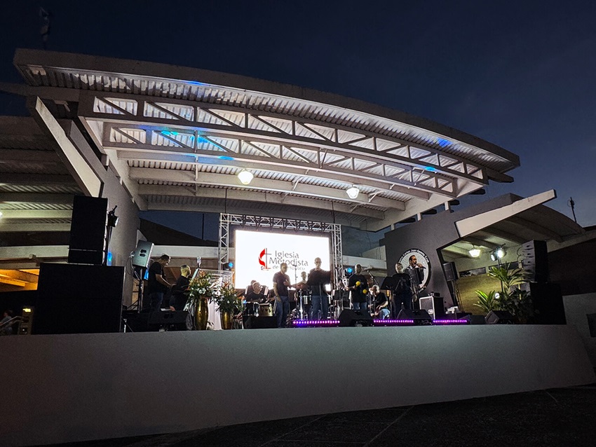 La celebración se desarrolló durante la tarde y horas de la noche, al ritmo de salsa y otros géneros musicales, con grupos y cantantes cristiano/as de diferentes denominaciones, quienes atendieron la invitación y homenajearon al pueblo metodista en el aniversario de la iglesia. Foto Rev. Gustavo Vasquez, Noticias MU.