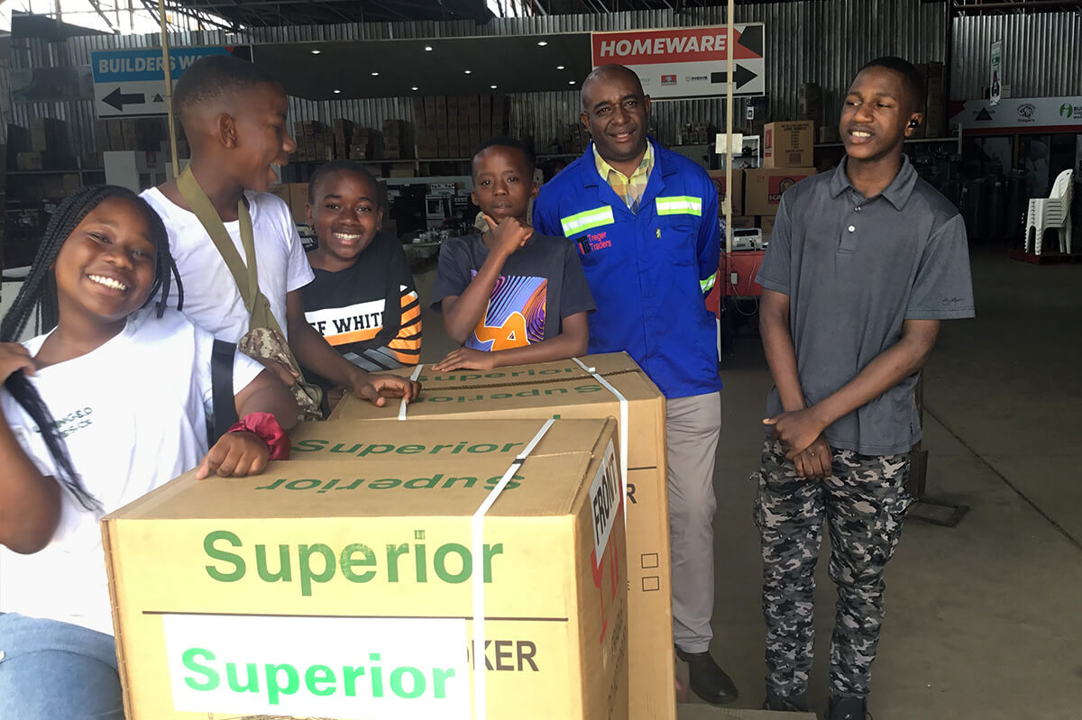 Les membres de la classe d'école du dimanche de la Inner-City United Methodist Church de Harare (Zimbabwe) posent avec quelques-uns de leurs cadeaux destinés au service pédiatrique de l'hôpital local. Les enfants et les enseignants ont fait don de fournitures médicales, de poêles et de cadeaux pour les enfants. Roper Chakava, vendeur d'appareils électroménagers, est le deuxième en partant de la droite. Photo par Chenayi Kumuterera, UM News.