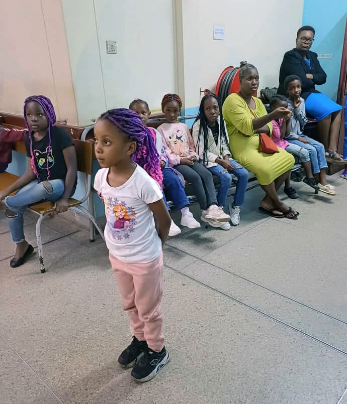 Nokutenda Ncube partage son expérience de visite à un ami à l'hôpital local de Harare, au Zimbabwe. Les jeunes de 4 à 12 ans de l'église méthodiste unie de Harare Inner-City ont collecté 2 500 dollars pour offrir des cadeaux aux enfants du service pédiatrique. Photo par Chenayi Kumuterera, UM News.