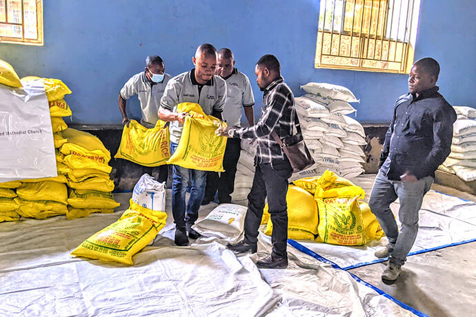 Dieu Merci Kingombe, volontaire du bureau de gestion des catastrophes du Comité Méthodiste Uni de Secours à Goma, distribue de la nourriture aux familles déplacées dans l'Est du Congo. L'aide fait partie d'une initiative financée par UMCOR pour soutenir les ménages confrontés à l'insécurité alimentaire. Photo par Philippe Kituka Lolonga, UM News.