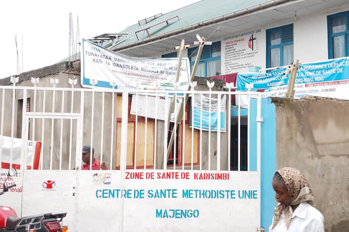 Devanture du Centre de Santé Méthodiste Unie Majengo, à Goma, dans la zone de santé de Karisimbi. Ce centre reste un pilier de l’accès aux soins pour la population malgré la guerre, l’occupation de la ville par les rebelles et l’insécurité persistante à l’Est de la RDC, grâce à l’innovation et à la solidarité des acteurs de santé soutenus par l’Église Méthodiste Unie. Photo par Philippe Kituka Lolonga, UM News.