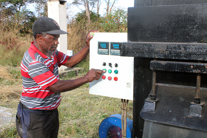 Gerbet Musororerwa, responsable général du personnel de l'hôpital missionnaire de Nyadire au Zimbabwe, souligne les avantages d'un nouvel incinérateur qui ne nécessite que d'appuyer sur un bouton, par rapport à l'utilisation de bois de chauffage. La modernisation des anciens hôpitaux missionnaires de Mutare et Nyadire a permis d'améliorer les soins prodigués aux populations rurales. Photo de Kudzai Chingwe, UM News.