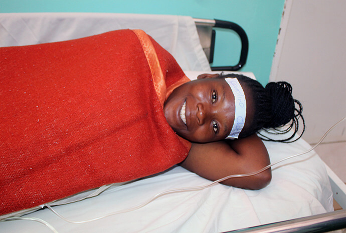 Caroline Checha, 26 ans, originaire du village de Zengeni Penhalonga, se rend à l'hôpital Old Mutare Mission pour subir une intervention chirurgicale. Checha est venue pour la première fois à l'hôpital en 2017 lorsqu'elle a donné naissance à des jumeaux. Elle a été surprise et ravie des améliorations apportées. « La salle d'opération rénovée est magnifique et moderne. » Photo de Kudzai Chingwe, UM News.