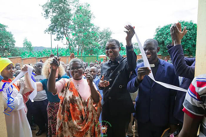Dr. Lyduine Baradahana (à gauche), ministre burundais de la Santé publique et de la lutte contre le sida, coupe le ruban lors de la cérémonie d'inauguration du centre de santé de Gahambwe dans la province de Ruyigi au Burundi, aux côtés de l'évêque méthodiste uni Emmanuel Sinzohagera (au centre) et du révérend Japhet Nderibicuro, surintendant du district de Kinyinya. Cet événement marque l'aboutissement d'un partenariat entre l'Église Méthodiste Unie du Burundi et le United Methodist Board of Global Ministries pour améliorer l'accès aux soins de santé dans la région. Photo par Jérôme Ndayisenga, UM News.