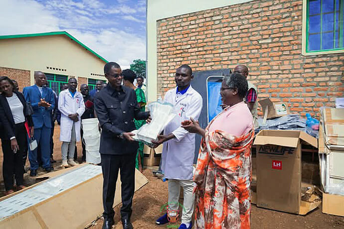 Au centre, Niyoyankunze Philemon, responsable du centre de santé, et l'évêque Emmanuel Sinzohagera (à gauche) reçoivent du matériel médical des mains du Dr Lyduine Baradahana (à gauche), ministre de la santé du Burundi. Cette donation s'inscrit dans le cadre d'un engagement commun visant à améliorer la qualité des soins dispensés à Gahambwe. Photo par Jérôme Ndayisenga, UM News.