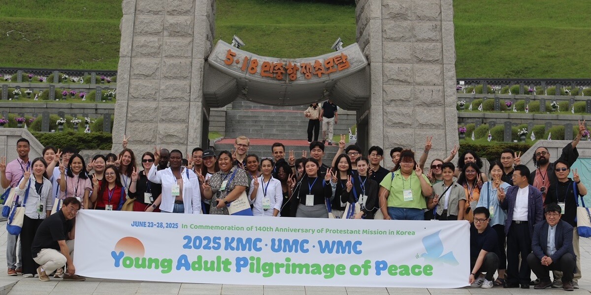 2025년 6월 24일, 6대륙 15개국에서 모인 세계감리교청년평화순례 참가자 45명이 광주 국립 5·18민주묘지를 찾아 참배했다. 사진, 김응선 목사, 연합감리교뉴스. 