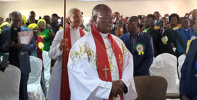 O Bispo da Conferência do Leste do Congo, Gabriel Yemba Unda, presidente do conselho de Bispos da África Central, e a Bispa da Conferência de Indiana, Tracy S. Malone, presidente do Conselho de Bispos da Igreja Metodista Unida, lideram a procissão de Bispos na abertura da Conferência Central da África Central, a 10 de julho, em Kitwe, Zâmbia. Foto de Judith Osongo, da Conferência  do Leste do Congo.