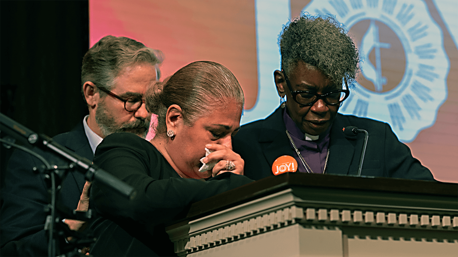 La Obispa Delores J. Williamston, líder episcopal de la Conferencia Anual de Luisiana, acompaña a la Dra. Carla Cardoza, presidenta del Instituto Lydia Patterson, quien lloró al enterarse de que el Consulado de los EE.UU. anunció que no programará mas entrevistas para visas de estudiantes. Foto cortesía de la Conferencia Anual de Luisiana.