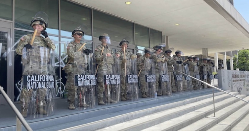 Un numeroso despliegue de agentes de la Guardia Nacional y de ICE protegen el edificio federal en Los Ángeles. Foto cortesía de Junta General de Iglesia y Sociedad (GBCS por sus siglas en inglés).