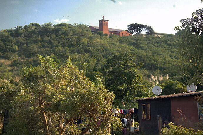Une vue du United Methodist Hilltop Circuit dans la banlieue de Sakubva à Mutare, au Zimbabwe, montre les difficultés que peuvent rencontrer les personnes âgées pour se rendre aux services et en revenir. Photo par Kudzai Chingwe, UM News.