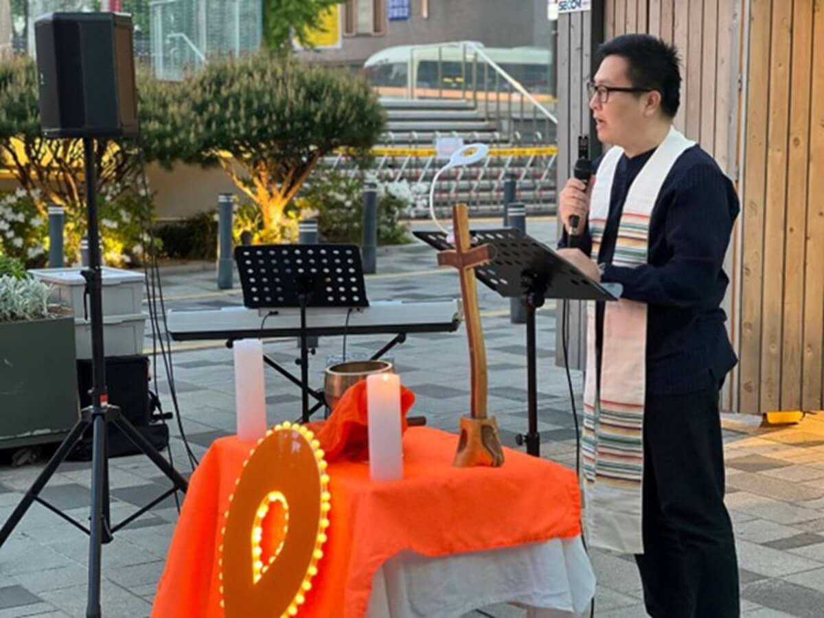 2025년 5월 26일(월) 저녁 7시 서울시의회 세월호 기억공간 앞에서 <고난함께>가 스텔라데이지호 침몰참사 미수습자 가족과 함께하는 고함예배를 드리고 있다. 사진 출처, <고난함께>.