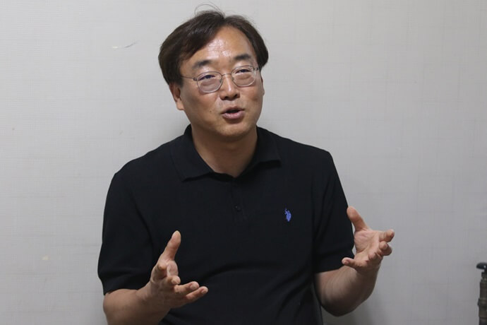 2025년 7월 8일 서울에 있는 <고난함께> 사무실에서 전남병 목사가 연합감리교뉴스의 질문에 답하고 있다. 사진, 김응선 목사, 연합감리교뉴스.