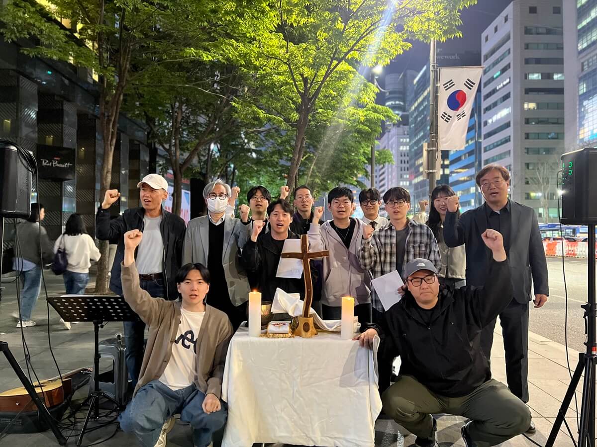 한국옵티칼하이테크 노동자들의 189번째 고함예배에 참석한 사람들 모습. 사진 출처, <고난함께>.