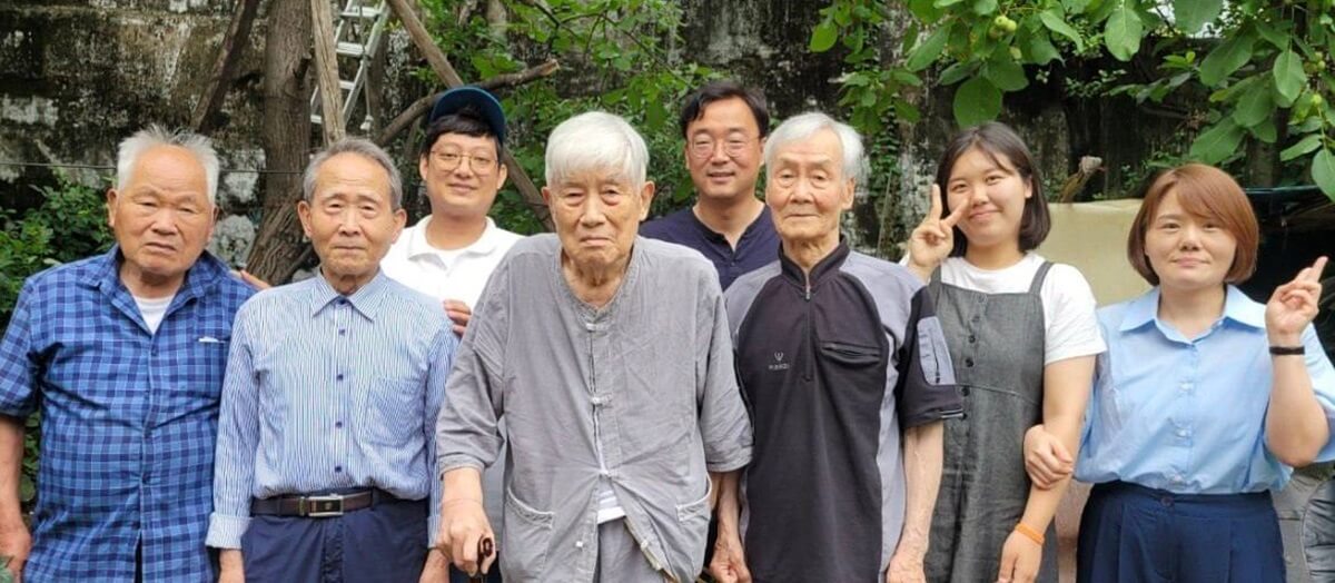 <고난함께>에서 비전향 장기수들이 있는 ‘만남의 집’을 방문한 모습. 사진 출처, <고난함께>.