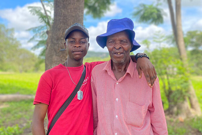 Panashe Banda pose avec son oncle, James Chadamoyo Chipuka, dans leur ferme rurale du village de Chikomo, dans le district de Murewa, au Zimbabwe. Panashe Banda a reçu la bourse Bishop's Episcopal Scholarship (Bourse Épiscopale de l'Évêque), qui a couvert ses frais d'inscription à l'Africa University. "J'espère perpétuer le même esprit de générosité et de détermination que l'Église a illustré", a déclaré M. Banda. Photo par Chenayi Kumuterera, UM News.