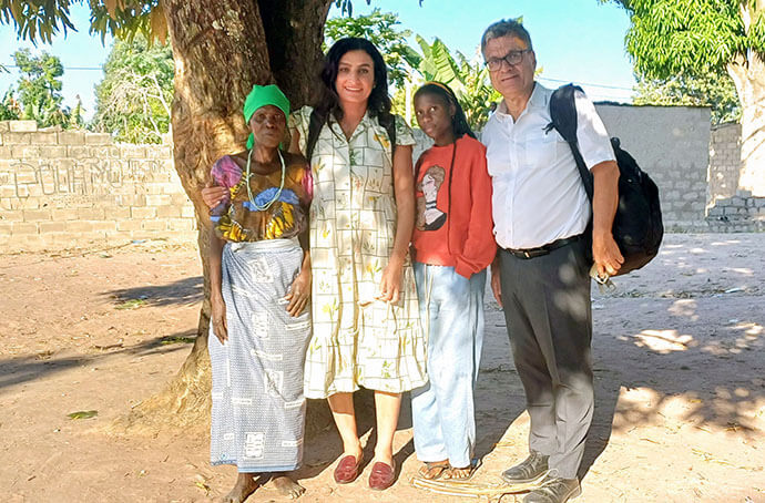 Thomas, Johara, viúva Martcelina e sua neta, pousam para a foto de família na sombra da mangueira plantada pelo então Bispo Moisés Domingos Fernandes. Foto de João Gonçalves Sofia Nhanga, Notícias MU.