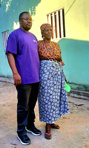 Presidente da Junta de Pensões da Conferência anual do leste de Angola, Alcides Martins, e a Pastora reformada Branca Martins. Foto de João Gonçalves Sofia Nhanga, Notícias MU.