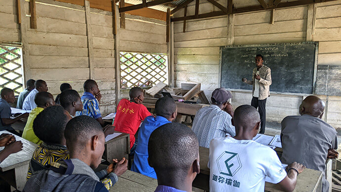 Omanga Sebastien, technicien zoologique à la ferme de l'église à Kindu, au Congo, enseigne l'agriculture et l'élevage aux agriculteurs. La formation dispensée par l'église vise à donner aux communautés locales les moyens de devenir autonomes. Les participants ont appris la gestion agricole, l'alimentation animale, la prévention des maladies et les stratégies de commercialisation des produits agricoles et animaux. Photo de Chadrack Tambwe Londe, UM News.