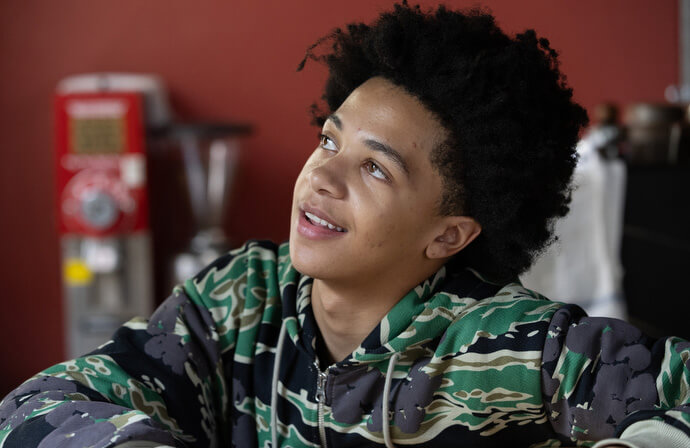 Shilone Knight, 17 ans, décrit ses rêves d'avenir alors qu'il travaille comme serveur au Deep Time. Il souhaite devenir ingénieur en informatique. 