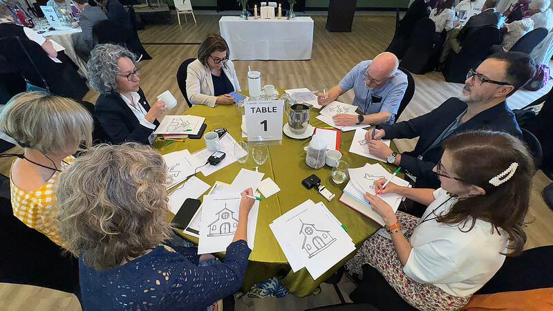 Los participantes trabajaron en grupos para reflexionar sobre el propósito y la misión de la iglesia como tema central de la consulta. De izquierda a derecha: Rev. Cynthia Weems de Encuentro con Cristo, Jude Levermore de la Iglesia Metodista de Gran Bretaña, Flavia Contreras de la Agencia de Desarrollo Connexio, Dra. Emma Escobar del Caucus Hispano-Latino MARCHA, Rev. Douglas Ruffle de Encuentro con Cristo, Horacio Mesones de CREAS y Sandra López de la Iglesia Metodista de Gran Bretaña. Foto Rev. Gustavo Vasquez, Noticias MU.