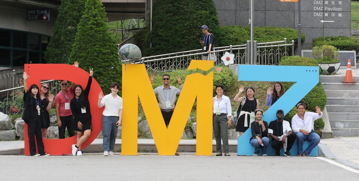 2025년 6월 24일, 세계감리교청년평화순례 참가자들이 파주 비무장지대방문 중 DMZ 표지 앞에 모였다. 사진, 김응선 목사, 연합감리교뉴스. 