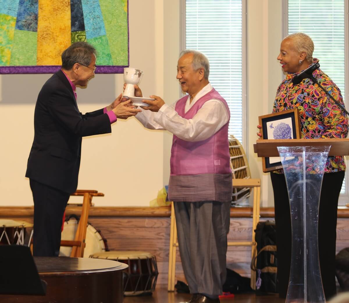 2025년 8월 4일, 클리블랜드 하이츠 소재 세이비어 연합감리교회에서 열린 <오하이오·한국 및 그 너머의 감리교 선교 기념대회> 개막 만찬에서 (왼쪽) 연합감리교회 총감독회 회장이자 인디애나 연회 감독인 트레이시 S. 말론 감독과 (오른쪽) 기독교대한감리회 감독회장인 김정석 감독, 그리고 오하이오 연회 정희수 감독이 기념품을 교환하고 있다. 사진, 김응선(Thomas E. Kim), 연합감리교뉴스. 