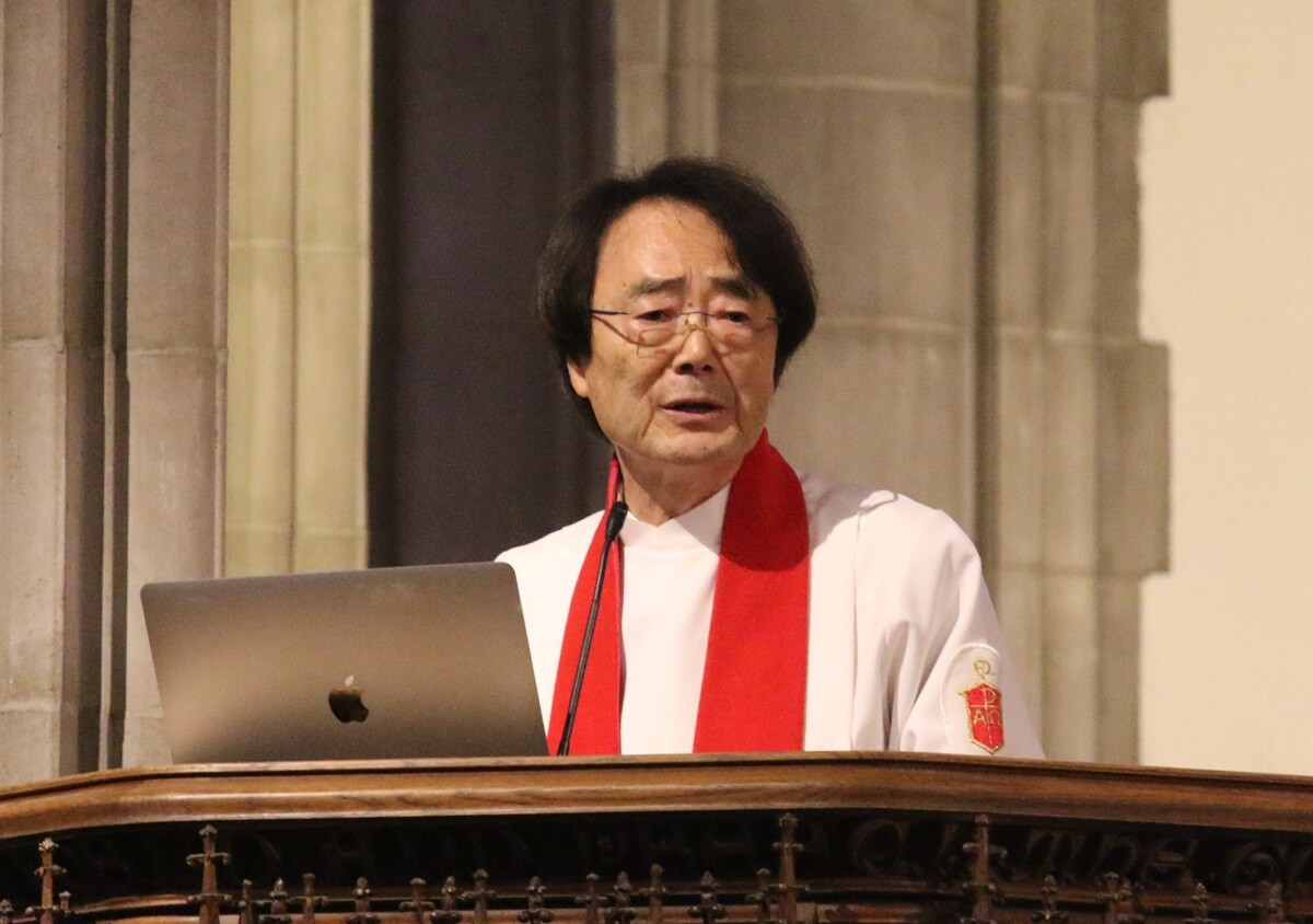 2025년 8월 6일, <오하이오·한국 및 그 너머의 감리교 선교 기념대회>에서 연합감리교회 은퇴 감독인 박정찬 감독이 폐회예배에서 말씀을 전하고 있다. 박 감독은 “메리와 윌리엄 스크랜턴에게 왜 모든 것을 버리고 땅끝까지 가서 낯선 사람들을 위해 목숨을 바쳤는지 묻는다면, 나는 그들이 ‘사랑이 우리를 그렇게 하도록 만들었습니다’라고 대답할 것이라 믿습니다.”라고 말했다. 사진, 김응선(Thomas E. Kim), 연합감리교뉴스. 