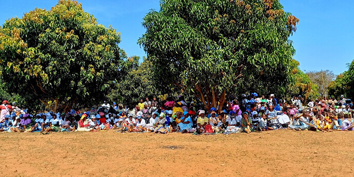 Mulheres metodistas das duas Conferências Anual de Angola, participaram do culto de encerramento do acampamento nacional da sociedade de mulheres metodistas que decorreu de 25 a 29 de Junho no distrito de Calandula na província de Malanje na Conferência do Leste de Angola na Comuna de Santa Maria no recinto da escola ADPP. Foto de João Nhanga, Notícias UM.