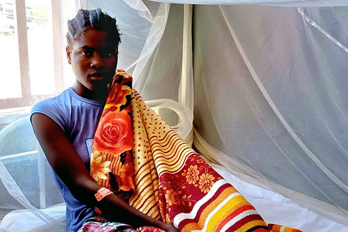 Jovem Isabel Guilherme, de 18 anos munícipes, internada no hospital municipal do Luquembo, doente de malaria e febre tifoide. Foto de João Nhanga, noticias UM.