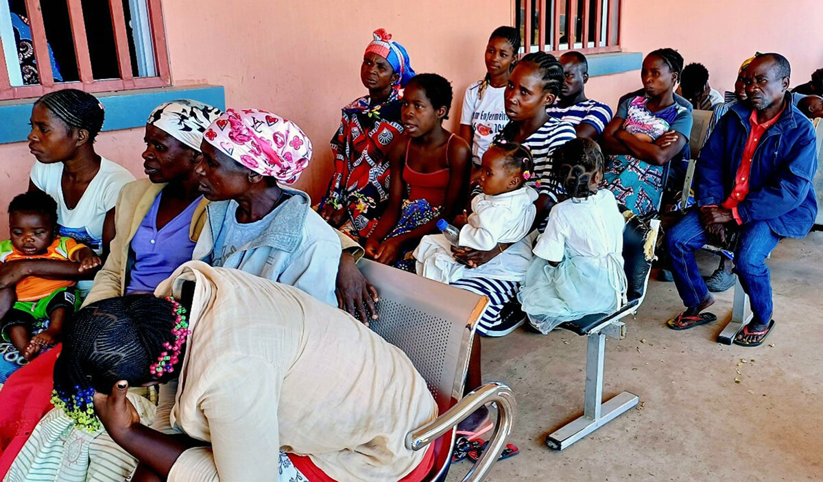 Pacientes para consultas externas aguardam pelo atendimento em Hospital municipal do Luquembo, Malanje. Foto de João Nhanga, notícias da MU.