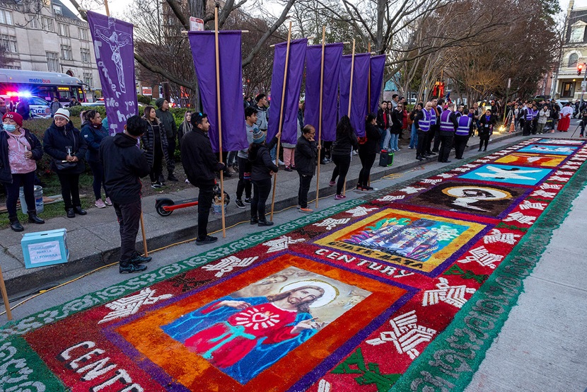 Una colorida alfombra de aserrín se ve antes de una procesión de Viernes Santo organizada por el Santuario del Sagrado Corazón en Washington, D.C., el viernes 29 de marzo de 2024. Foto de archivo cortesía de Amanda Andrade-Rhoades, RNS.